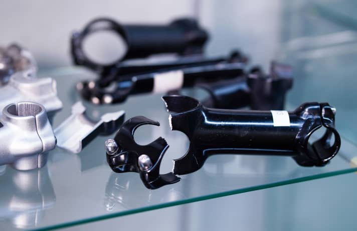   "Gallery of failure" is what Zedler calls the showcase trellis in the basement of the company. A cabinet of horrors, because the parts on display are evidence of real accidents.