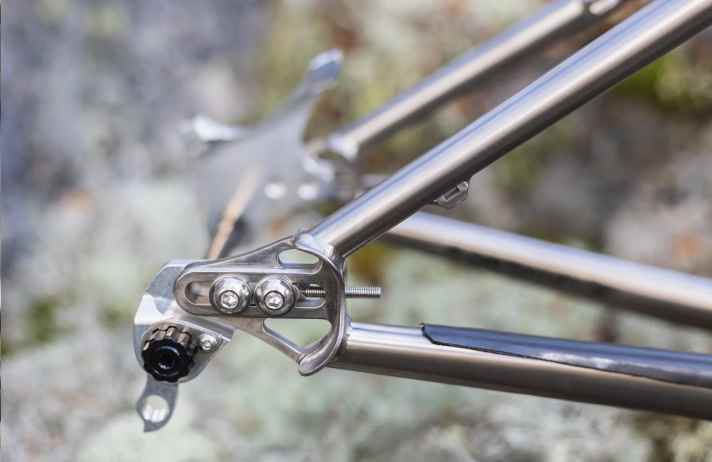 Verschiebbare, CNC-gefräste Ausfallenden aus Aluminium spannen auf Wunsch die Kette für einen Singlespeed-Antrieb.