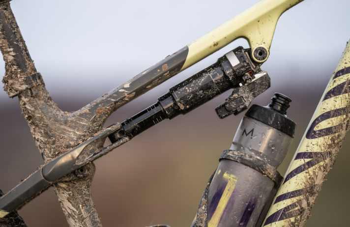 To prevent Luca from sinking into the suspension travel on harder hits despite the soft set-up, Rockshox has given his shock a special air chamber.