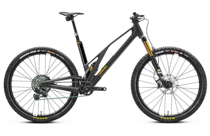 Unno only offers the Dash in two equipment variants. With the addition of "Factory", it comes with carbon wheels from Crankbrothers and a Sram XX1 Eagle AXS drivetrain for €10,895. All-mountain bikers pay the same price for a similarly equipped Santa Cruz Hightower CC XX1 RSV.