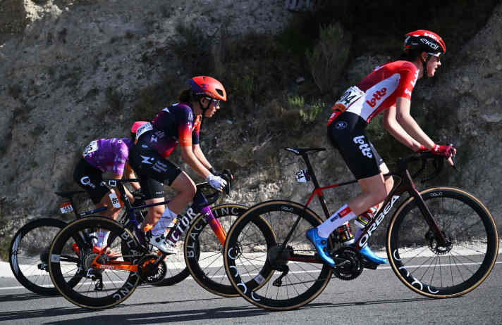 It's going up: Mona Mitterwallner (2nd from right) on the 4th stage of the Setmana Valenciana