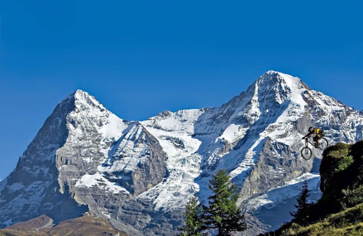   Test of courage: rock drop against an awe-inspiring backdrop: In the background (left) the Eiger with its north face (known as the Mordwand) and (right) the Mönch. But it's not just mountaineers who find something to scare them in Grindelwald.
