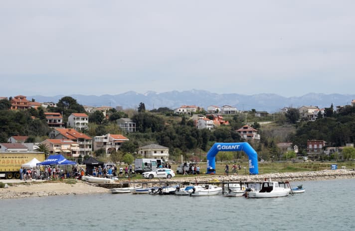   Nah am Wasser: Die Etappe auf Rab startete direkt von der Fähre, um 65 Kilometer am Strand neben dem Hafen zu enden.