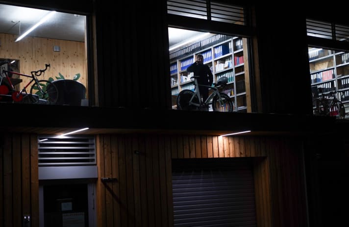   When the sun begins its day's work, Dirk Zedler is usually already at the institute. His shift often starts as early as 5.30 am. It's not just the window fronts of the head office that exude the flair of exhibition showcases. Every window of the new, ultra-modern institute building is decorated with a bicycle.