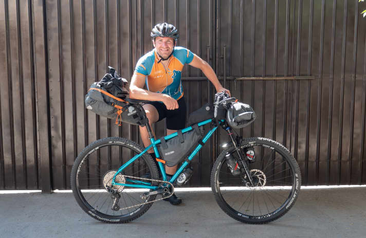   BIKE-Autor Markus Weinberg vor dem Start in Kirgistans Hauptstadt Bischkek. Das Pferd seiner Wahl war ein <a href="https://www.veloheld.de/veloheld-iron-frame" target="_blank" rel="noopener noreferrer nofollow">29-Zoll-Hardtail aus Stahl von Veloheld</a>  mit Shimano SLX-Ausstattung, 1x12-Schaltung mit 10-51er Kassette, DT M1900 Spline-Laufrädern und Schwalbe Racing Ralph-Reifen im Tubeless-Setup. Navigiert wurde mit einem Wahoo Elmnt Roam. In den Specialized-Schuhen steckten maßgefertigte Sohlen von Winsole.