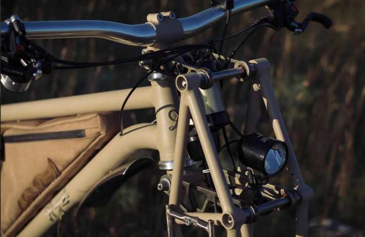 The parallelogram fork in the Auguste Causse Toujours is suspended above and below the head tube. An air damper sits in between.