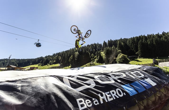 Adrenalin garantiert: Beim Sprung ins Airbag.