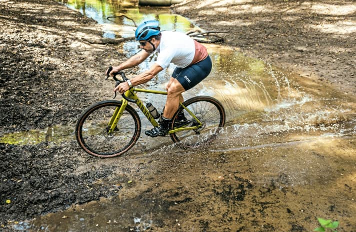 Die Gewichtsverteilung ist wichtig! Darum bei jeder härteren Bremsung oder durch Gräben/Löcher die Arme strecken und damit den Popo sitzend hinter den Sattel schieben.