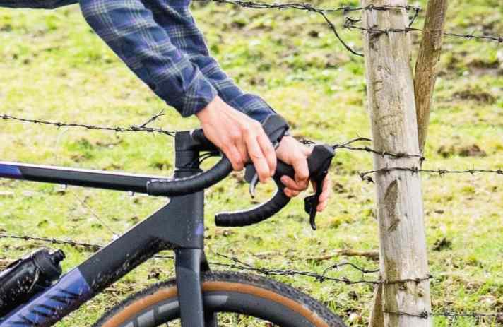 Undergrip advantage: You can grip the handlebars better and your fingers rest more efficiently on the brake levers. Disadvantage: Your centre of gravity is lower at the front and therefore less comfortable. My tip: If the ground is very rough, it is better to choose the undergrip