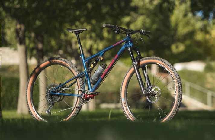 The frame of the Madnes Nova is built and painted by a small team in France. The steel fully covers a range of uses from touring to marathon to trail.