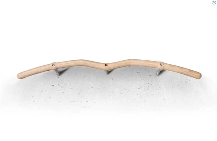 In addition to pull-up bars, the wooden workout experts from South Tyrol also offer pegboards and other exciting training equipment.