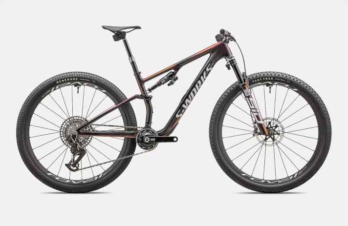 Ikone des Rennsports: Wer mit dem Specialized Epic 8 S-Works an die Startlinie rollen will, erregt auf jeden Fall Aufsehen. Das Vergnügen ist aber nur denjenigen vergönnt, die 14.500 Euro auf den Ladentisch legen.
