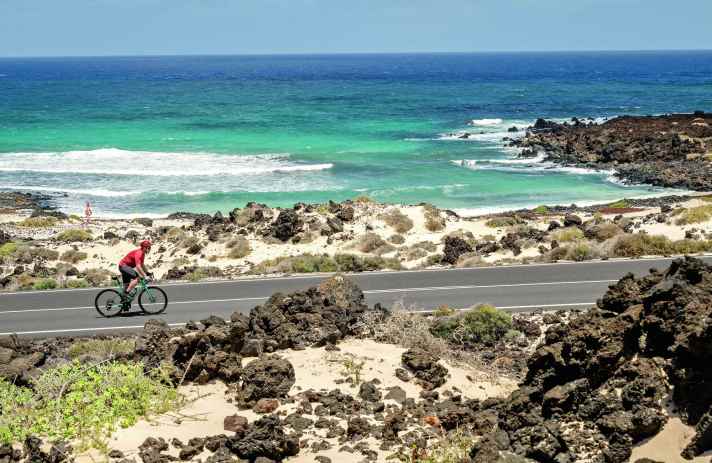 Sable fin : à l'extrême nord de Lanzarote, un sable blanc éblouissant interrompt les éboulis de lave noire.