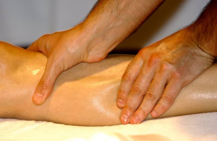 Klassiker: Massagen nach Renenn und Training haben bei Rennradfahrern Tradition. Mit modernen Massagespistolen kann man auch ohne Masseur einen ähnlichen Effekt erzielen.