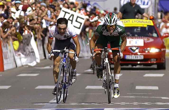 Thor Hushovd gewinnt den Sprint um den Tagessieg gegen Christophe Mengin auf der 18. Etappe der Tour de France 2002.