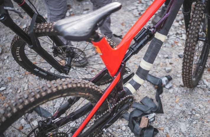 Um die Steifigkeit zu erhöhen, muss man dagegen tiefer in die Trickkiste greifen. Das Auflaminieren mit zusätzlichen Carbon-Matten brachte immerhin einen Zuwachs von 15 Prozent.