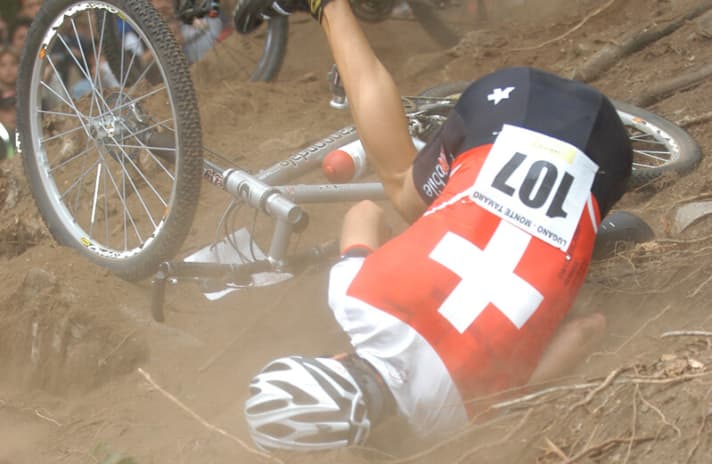   The best compromise also counts in racing: not only low weight and good ventilation are important, but also a firm fit and a shell that protects large areas of the skull in the event of a fall.