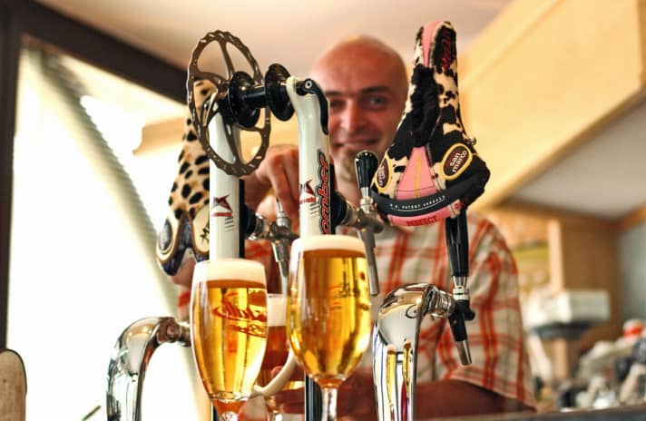   Voll auf Biker eingestellt - sogar an der Bierzapfstelle.