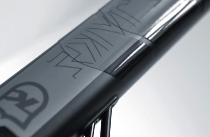   Andrücken und fertig. Der Kleber ist nach spätestens 48 Stunden fest. Wer die Folie wieder lösen will, kann das mit einem Föhn tun.