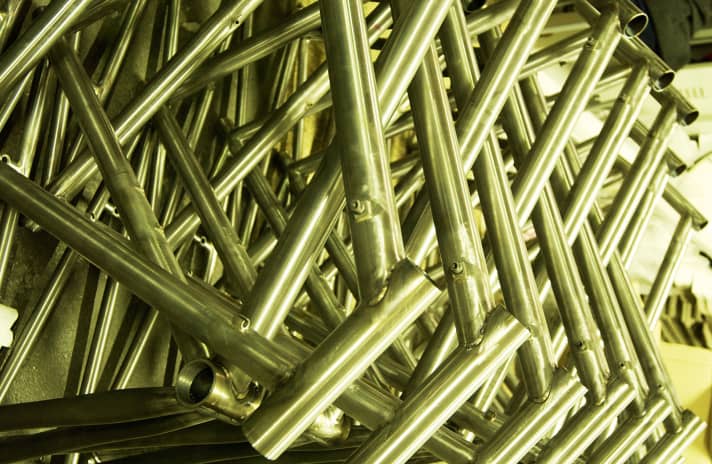   Kein Lack, kein Problem: Oft beginnen die Probleme, wenn Farbe ins Spiel kommt. Viele Hersteller scheitern daran, farblich passende Ersatzgabeln zu liefern.