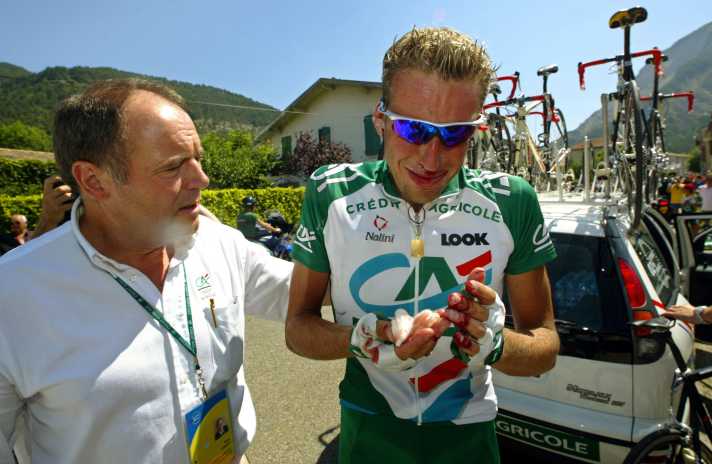 Christophe Moreau muss nach einem Sturz die Tour de France 2002 aufgeben.