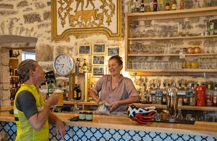 Ein kühles Helles nach der Tour im “Le Point Nommé” an unserem Standort Vinezac