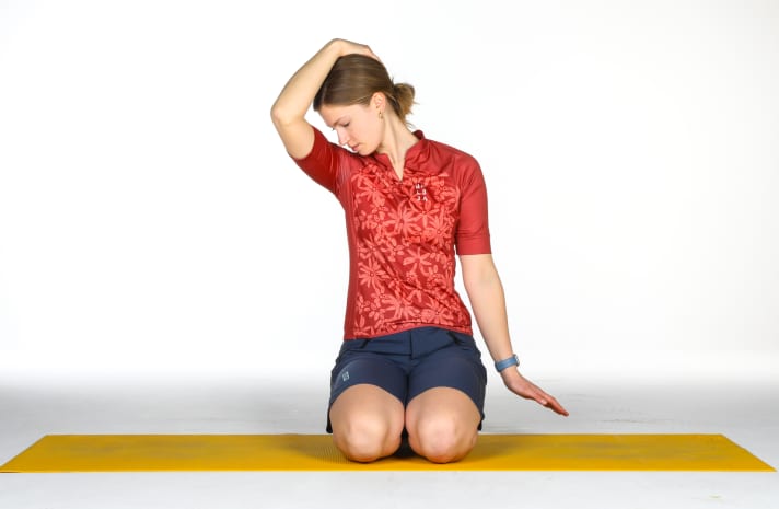 Der Blick geht nach unten, zur Seite.