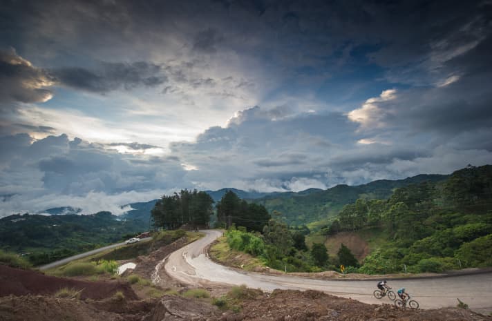  Etappe 2: Die letzten Teilnehmer kurz vor dem Sonnenuntergang.