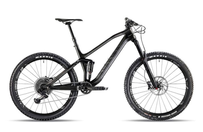   Black Beauty: the Canyon Spectral CF 9.0 EX with the 1x12 Eagle groupset from Sram.