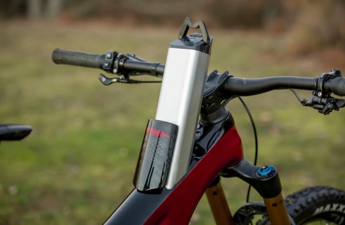  The 720 Wh battery is hidden under a stylish cover and can be removed from the top.
