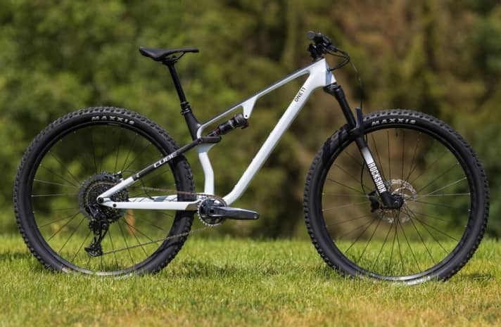   The facts: <a href="https://luna.r.lafamo.com/ts/i5034112/tsc?amc=con.blbn.497955.507800.14447882&smc=BIKE&rmd=3&trg=https%3A%2F%2Fwww.fitstore24.com%2Fde%2Fcube-ams-one11-c68x-pro-29-flashwhitencarbon-2022" target="_blank" rel="noopener noreferrer nofollow">Price from 3299 euros | Weight from 11.1 kg | 120 / 110 millimetres</a> *
