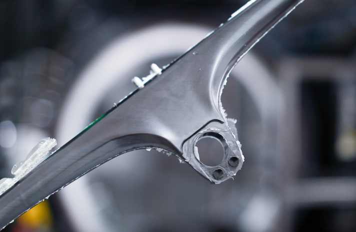 Un ensemble guidon-potence en carbone présente des avantages de construction par rapport à deux pièces individuelles en aluminium.