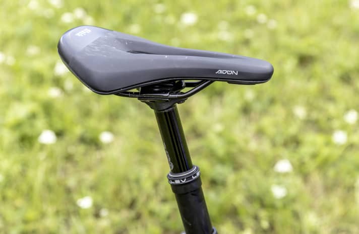 Ein hochwertiger Sattel und eine Teleskopstütze mit 175 mm Verstellweg rüsten das Bike für lange Touren und anspruchsvolles Gelände.