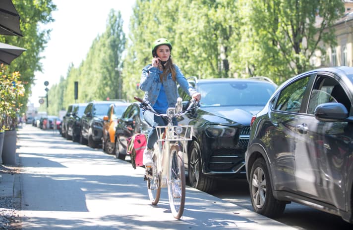 Using a smartphone on the bike is just as forbidden as holding it in your hand.