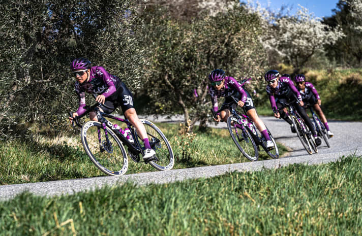   Ein Jahr voraus: Die Profifahrerinnen von Liv Racing sind schon jetzt mit dem 2022er Modell unterwegs.