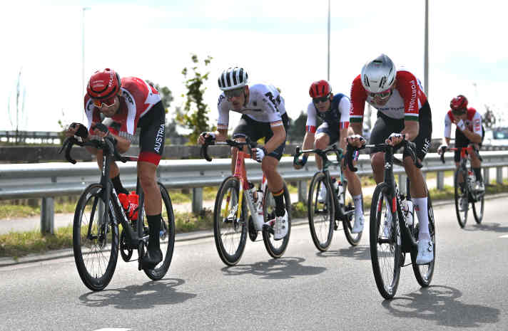 Jonas Rutsch (en blanc) a fait presque toute la course en tête des championnats d'Europe de cyclisme 2024