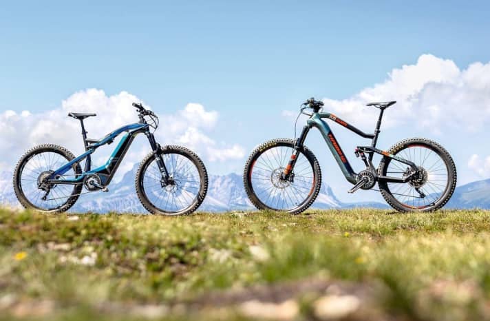Die stärksten E-Mountainbikes sind E-Bikes mit dem kraftvollen TQ HPR 120S-Motor wie das M1 Spitzing links oder das Haibike Flyon.
