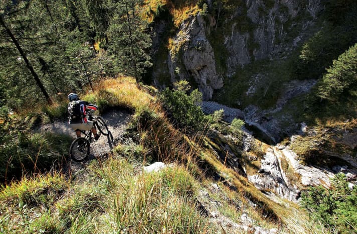   So muss der ideale Freeride-Trail sein: handtuchbreit, gezackt wie ein Drachenrücken, mal ausgesetzt – schließlich will man sich bisschen erschrecken – und vollgepackt mit Spielereien. Meist gibt es ihn nur in Biker-Träumen. Oder in den bayerischen Alpen, wie hier an der Glaswandscharte.
