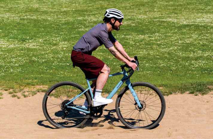 Das Van Rysel bietet eine aufrechtere Haltung: sehr alltags- und reisetauglich, dafür etwas hecklastig und träger im Gelände.