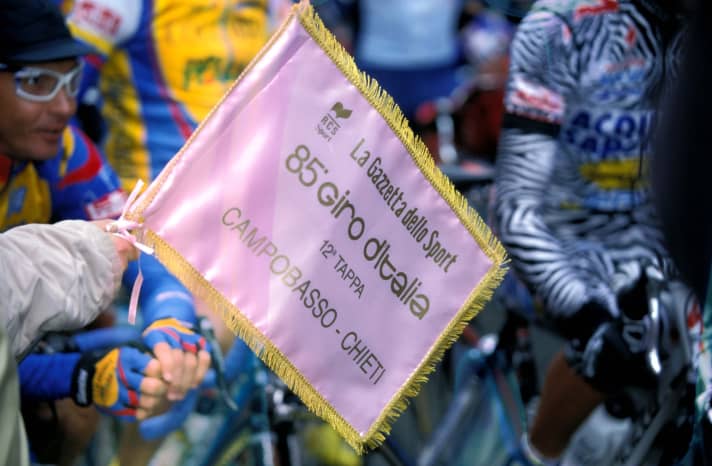 En référence au papier rose de la Gazetta dello Sport, le leader du classement général du Giro porte un maillot rose, le Maglia Rosa.
