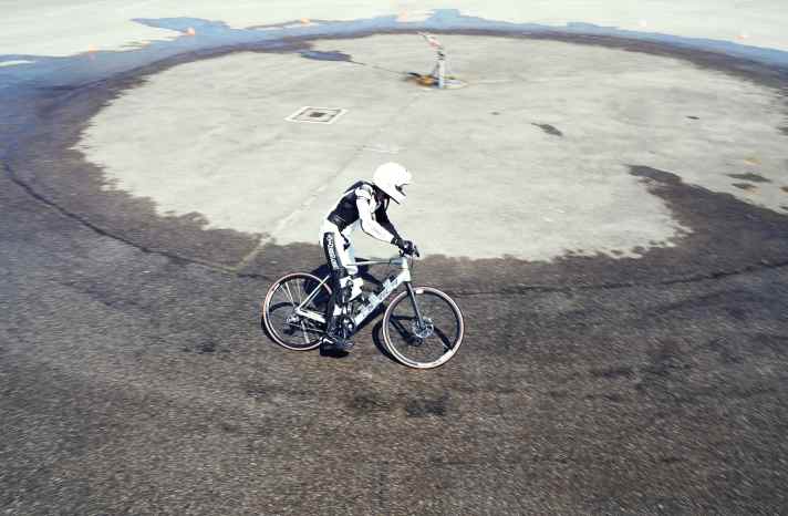 The highlight of the TOUR tyre test is the grip test on a watered circular track