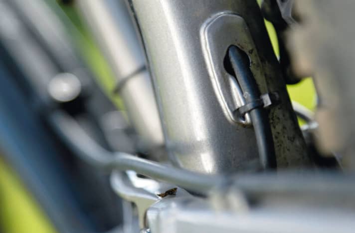   The cable routing for the dropper post disappears inconspicuously into the seat tube.