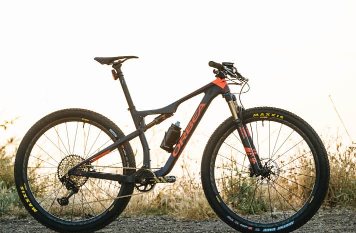   No-frills, lightweight frame and space for two bottle cages: the new Orbea Oiz for marathon riders.