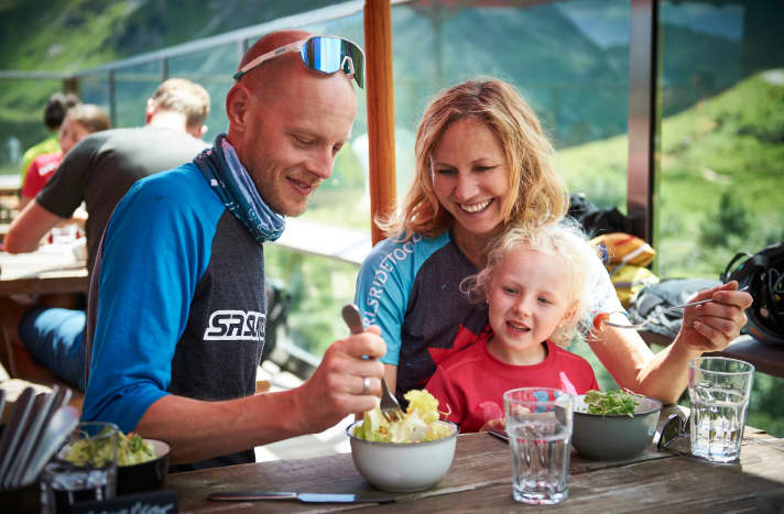   Durchschnaufen beim Mittagessen, abends den Bauch vollschlagen beim Barbecue. So bleibt genug Energie, die auf dem Trail oder im Skillcenter dringend gebraucht wird.