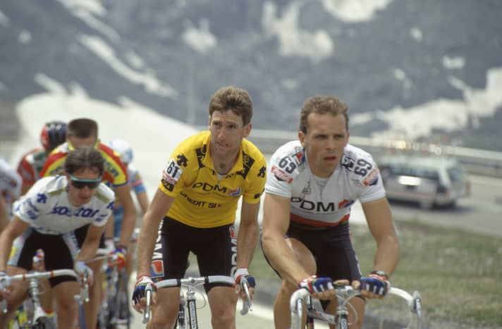 Uwe Ampler sous le maillot de l'équipe PDM lors du Tour de Suisse 1990 devant Sean Kelly.
