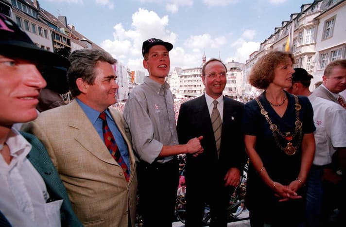 Peter Becker (2. Person von links) war in der Sportschule in Berlin einer der maßgeblichen Förderer von Jan Ullrich. Hier gratuliert er seinem Schützling zum Tour-de-France-Sieg 1997
