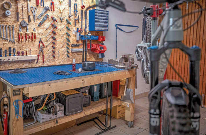 Stable and yet mobile, that was a basic requirement for me because I also do woodwork on my workbench and it is therefore accessible from all sides.
