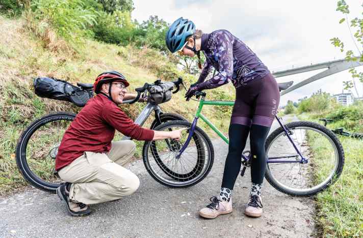 Zusammentreffen mit einem Offroad-Urahnen: Nicht nur bei den Bremsen spielen moderne Bikes in einer anderen Liga...