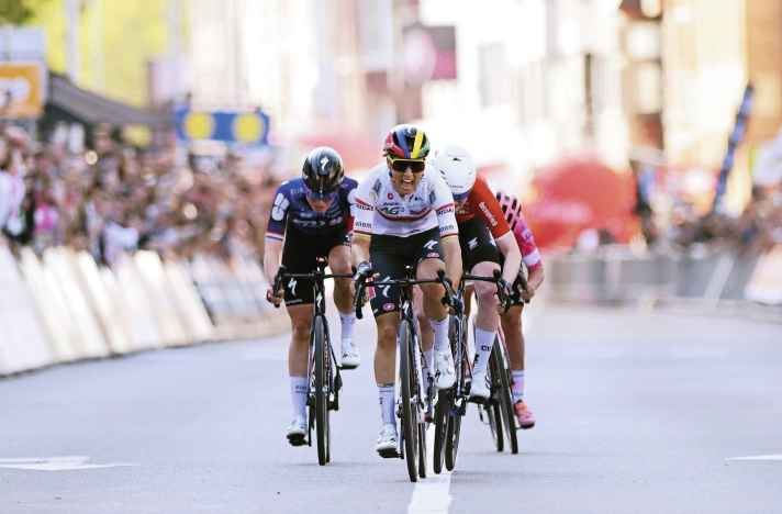 Kim Le Court sprinte vers la victoire dans Liège-Bastogne-Liège 2025