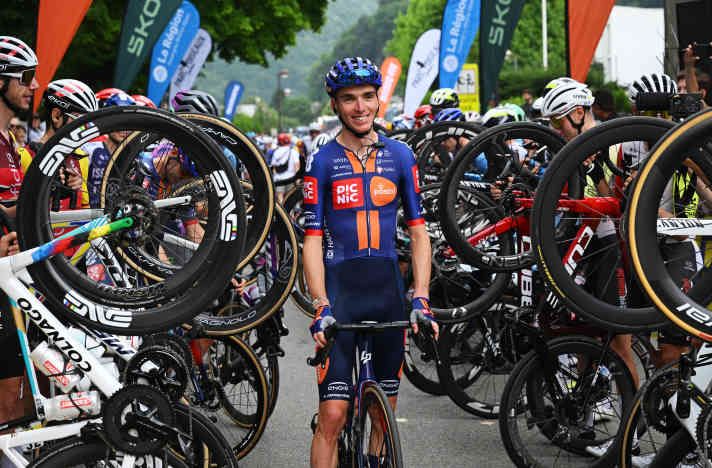 Gebührender Abschied beim Criterium du Dauphiné - Romain Bardet wirkte verlegen, so als wüsste er selbst nicht womit er diese Ehre verdient hätte